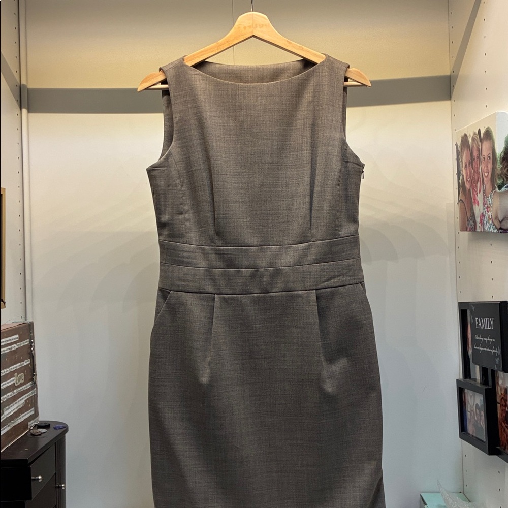 Sleeveless dress , side zipper, lined, 98% wool, 2% spandex